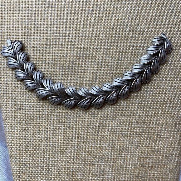 Vintage Trifari Brushed Silver‎ Tone Heart Link Bracelet - Picture 2 of 7